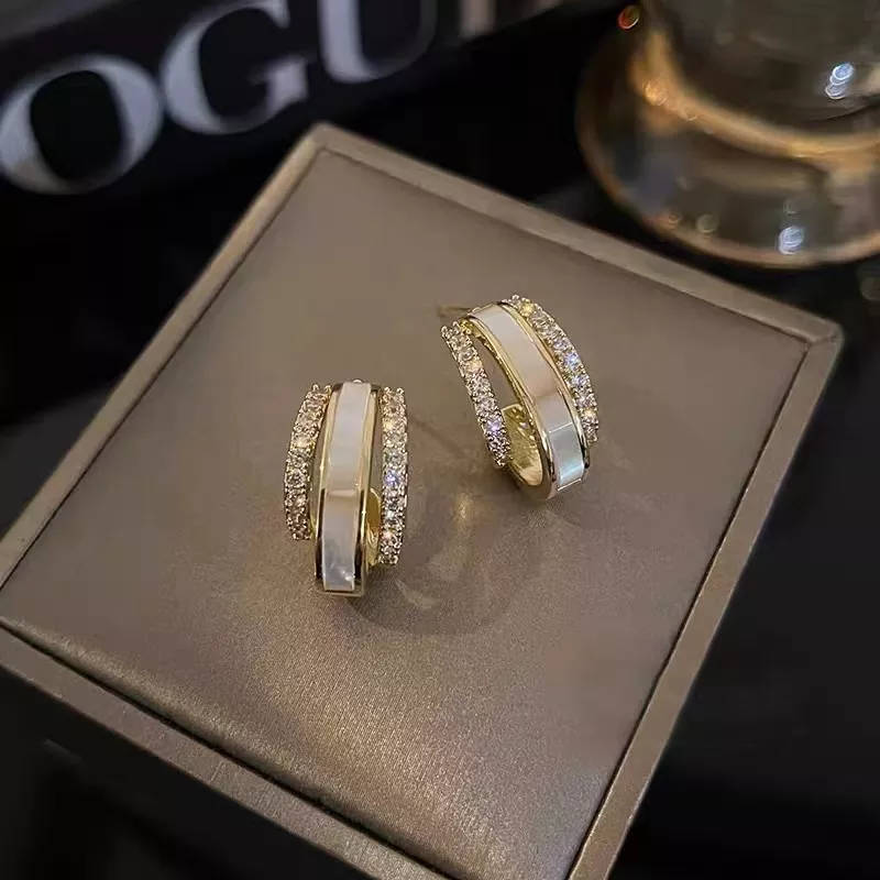 Elegant white earrings with zirconias